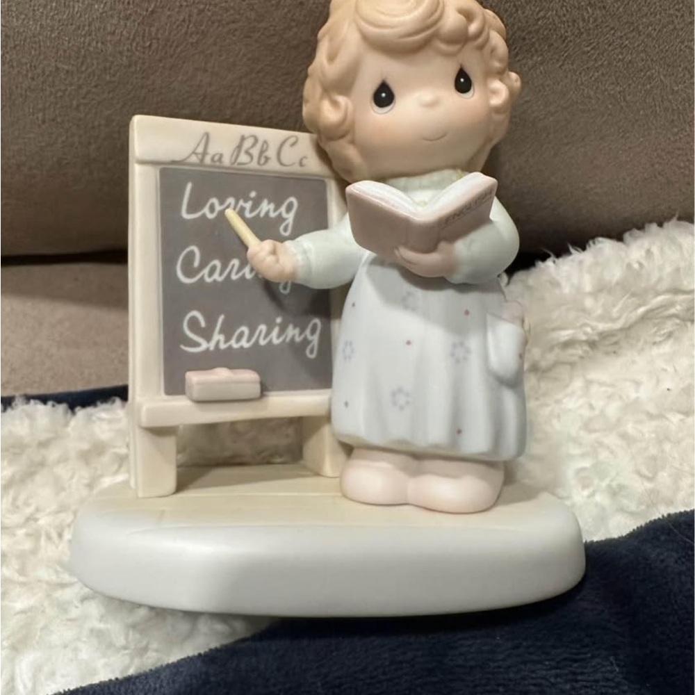 Enesco Figurines” teach us to love one another 1996 members figurine”